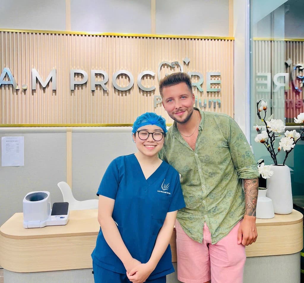 Staff member and international patient at the A.M ProCare Premium reception area